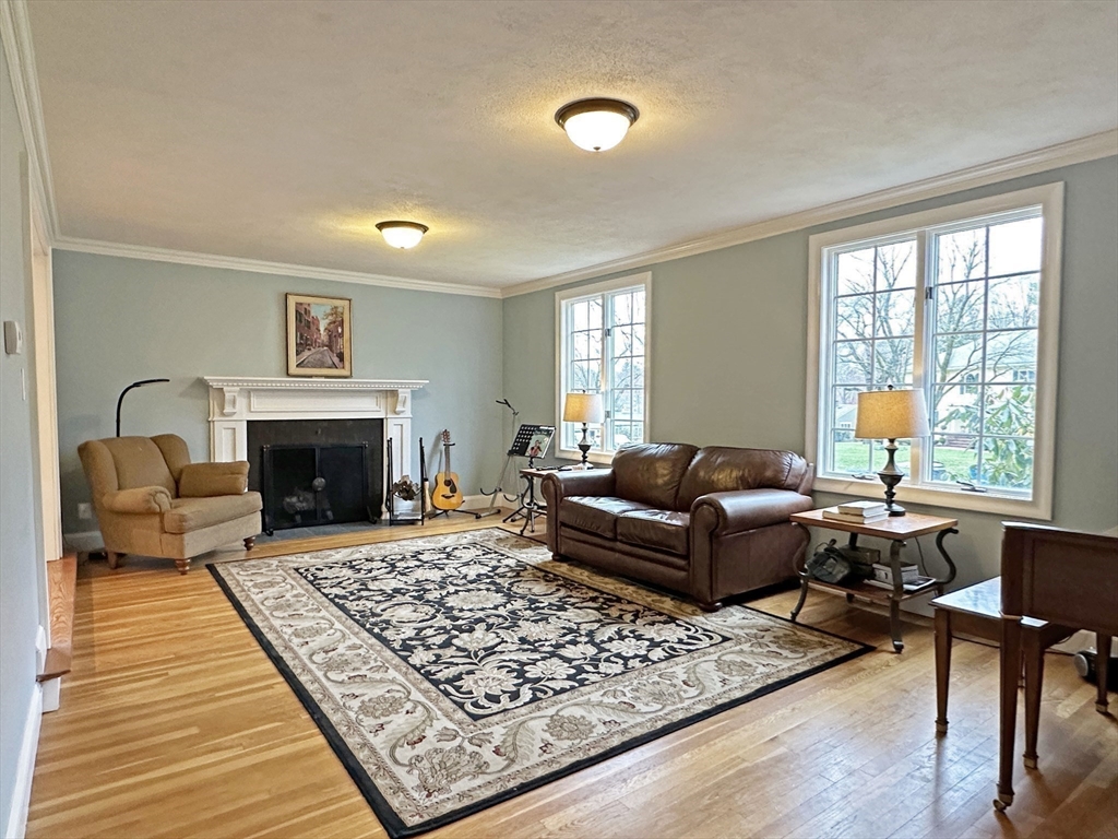 9 Lantern Rd, Belmont