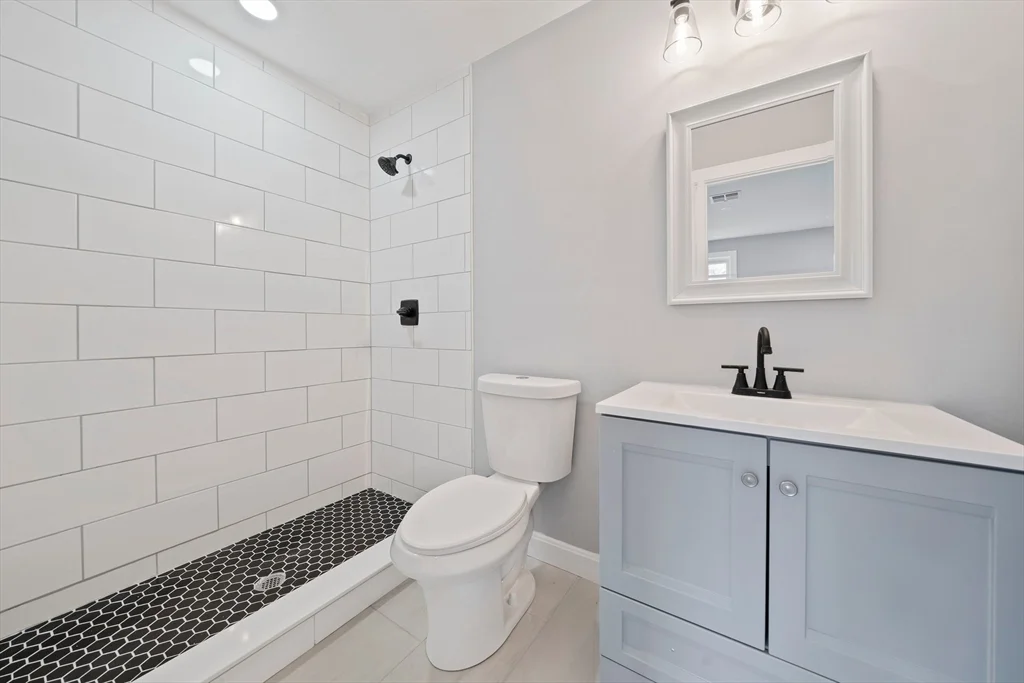 13 Broadway, Raynham Center