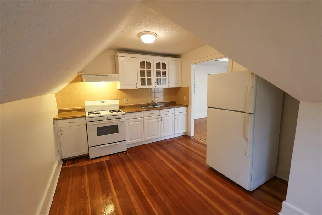 498 Whipple St, Fall River