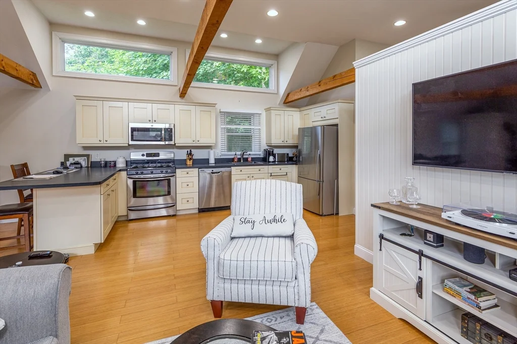 44 Russell St, Downtown