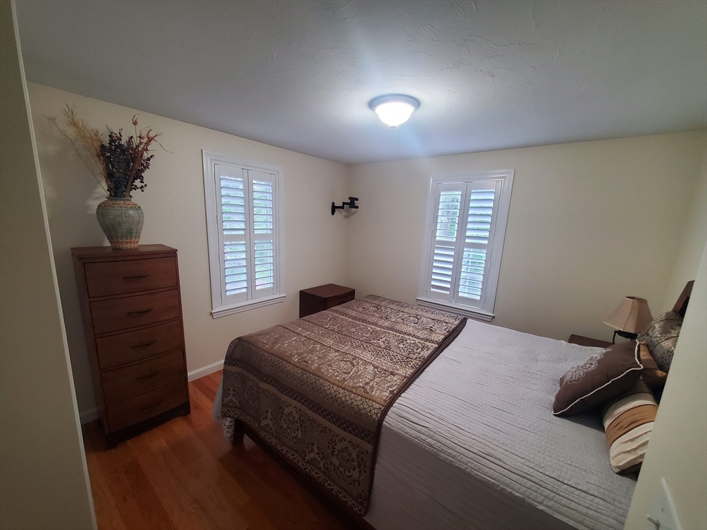 2 Valley Rd, Whitman