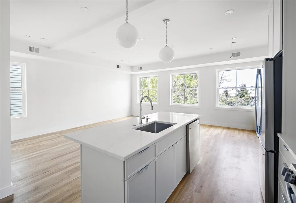 298 Maverick St, East Boston