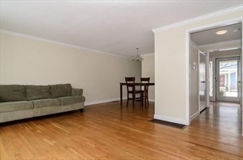 11 Oak St, Wellesley