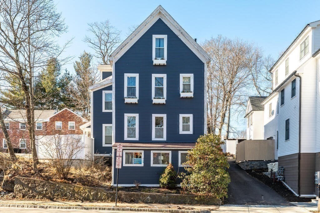 709 Hammond St, Chestnut Hill