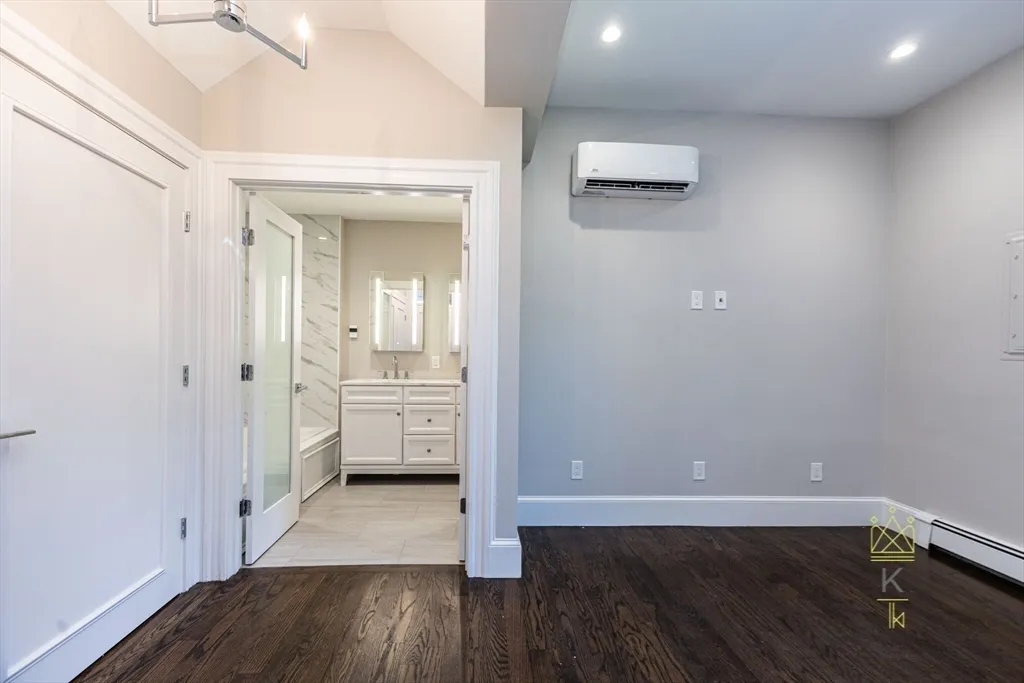 85 Regent St, Roxbury