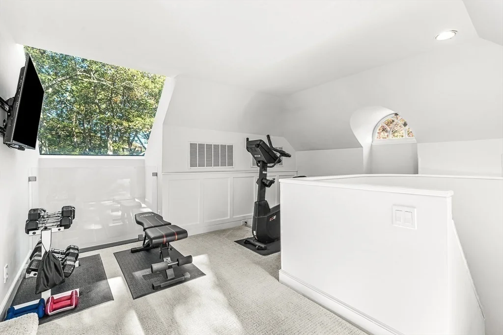 2 Phillips Pond Rd, Natick