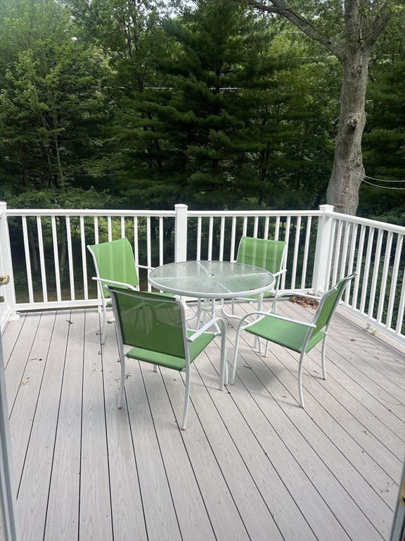 22 Warren Ln, Weston