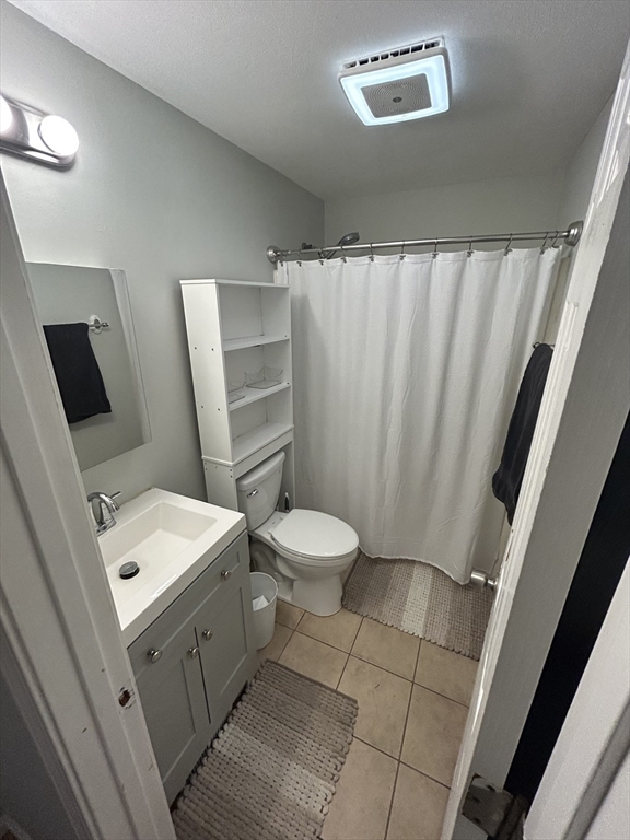 66 Kennedy Dr, Chelmsford