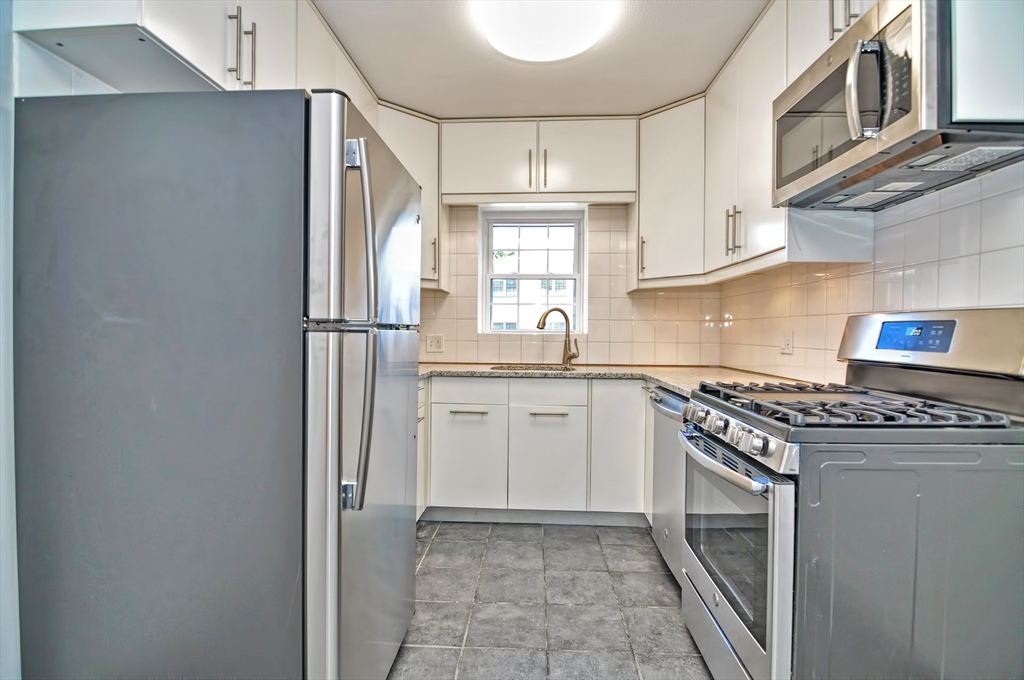 35 Lake Shore Ct, Brighton