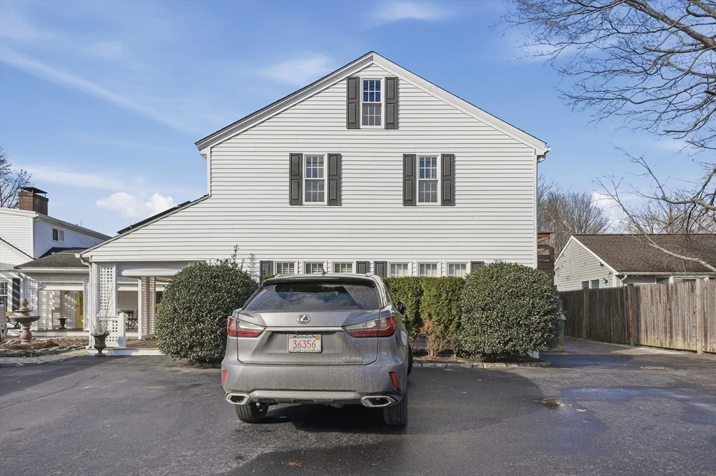 92 Main St, Hopkinton