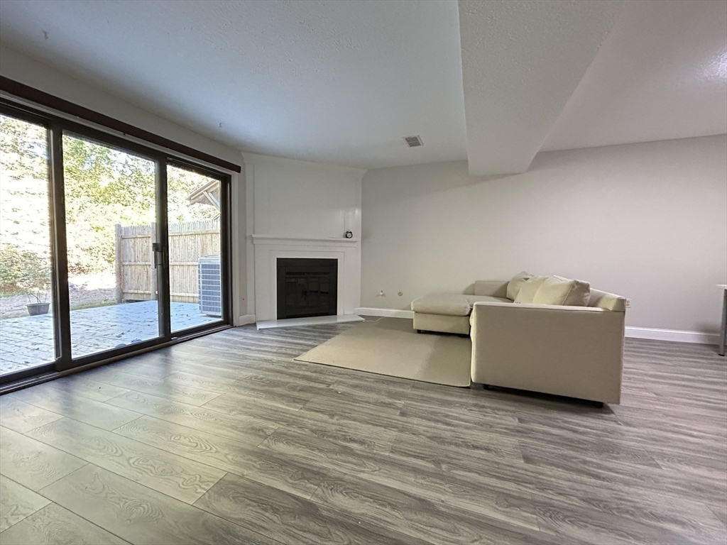 28 Apple Tree Hill Rd, Hopkinton