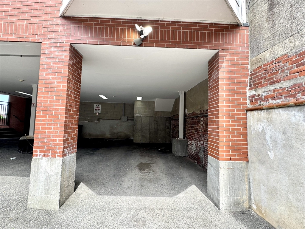 560 Commercial St, North End