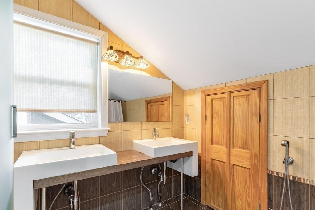 709 Hammond St, Chestnut Hill