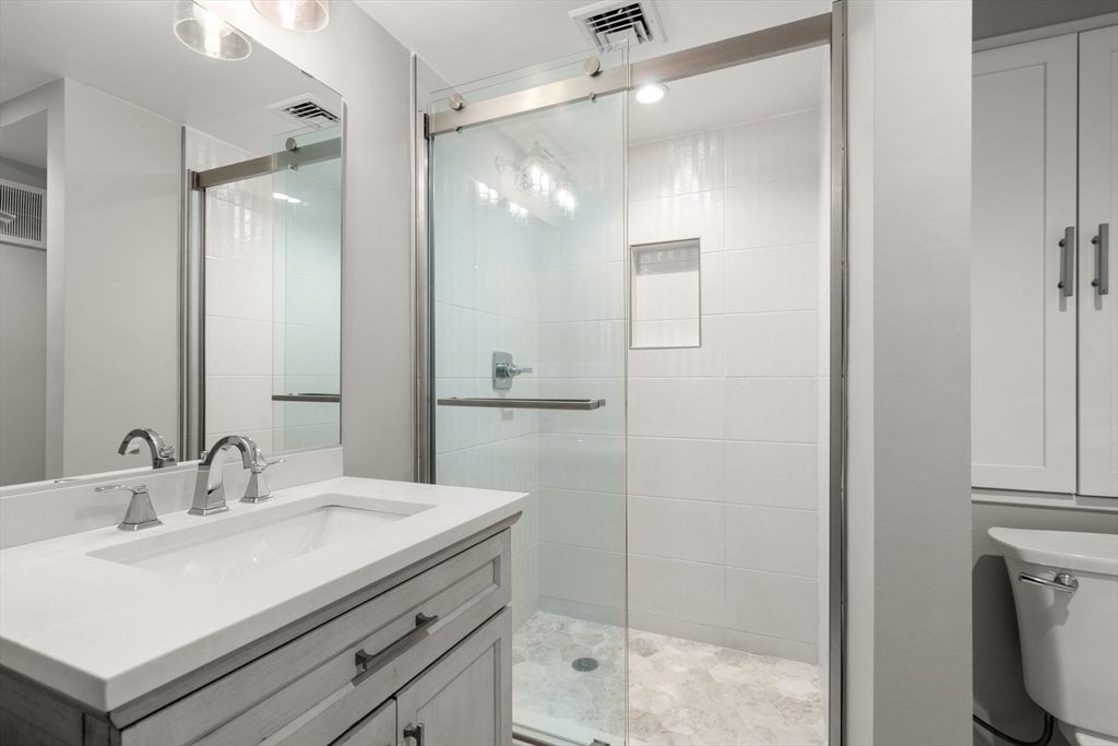 176 Winthrop Shore Dr, Winthrop