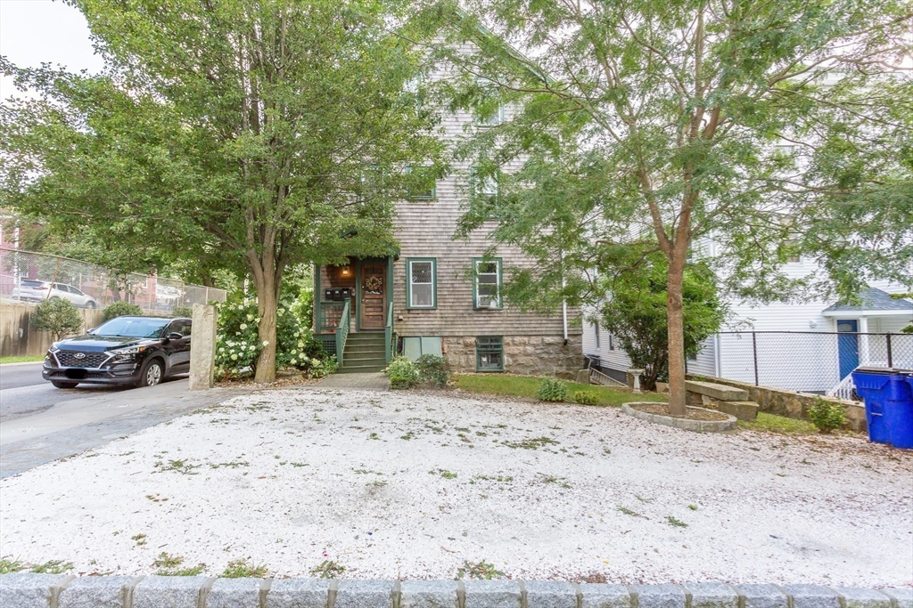 256 Maple St, Fall River