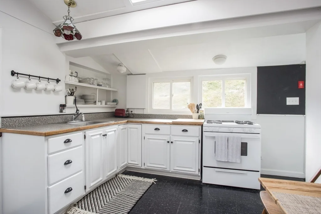 43 Bayview Rd, Great Neck