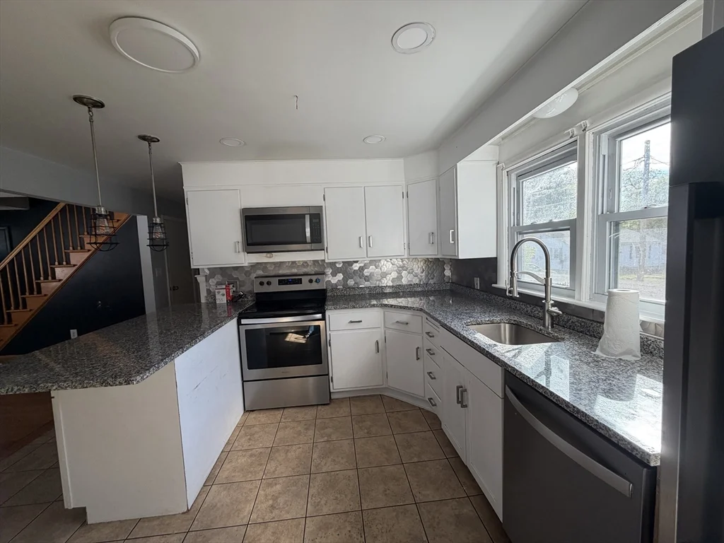 89 Bunker Hill Ave, Lowell
