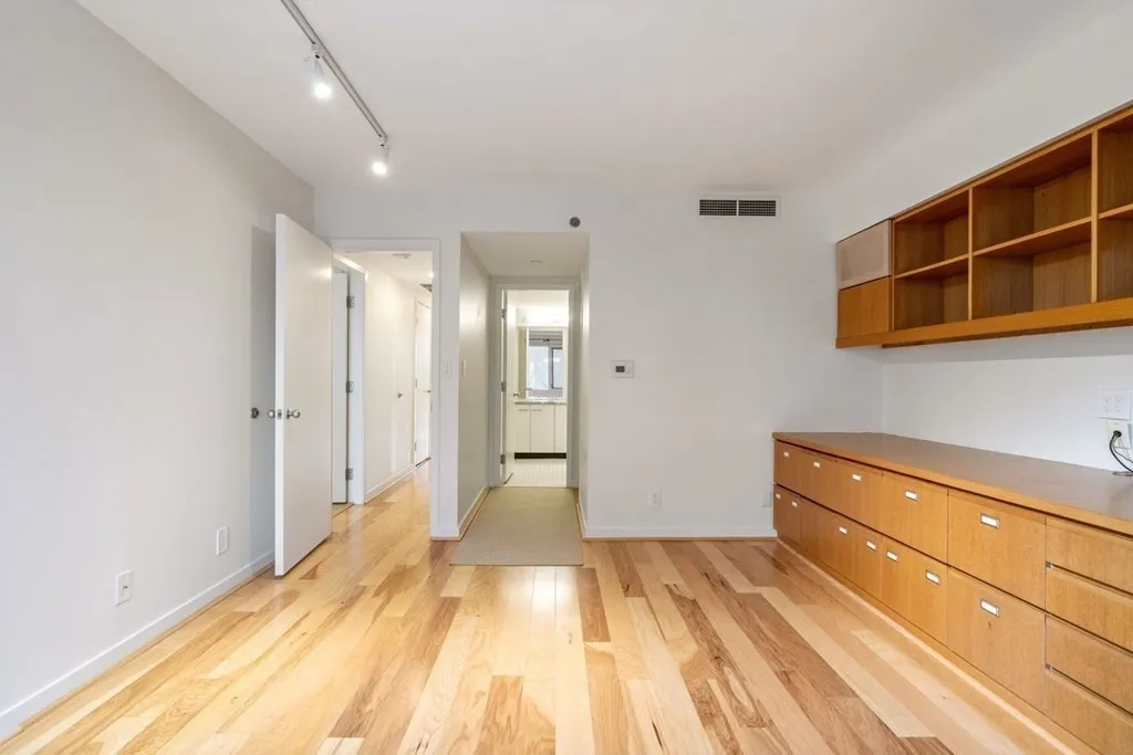 975 Memorial Dr, Harvard Square