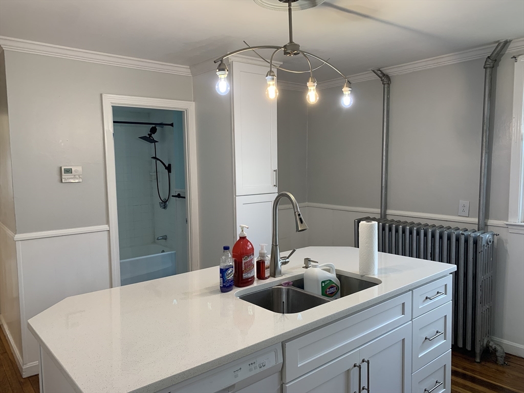 512 Pine St, Fall River