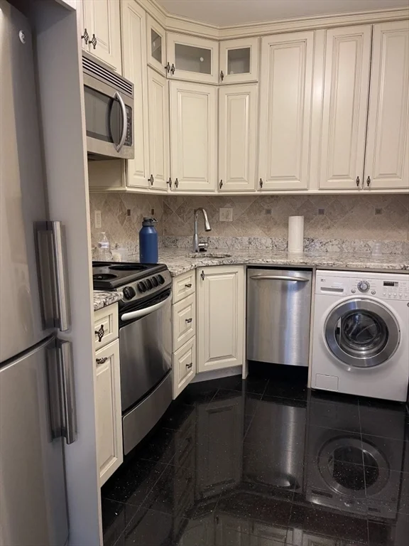 218 Newbury, Back Bay