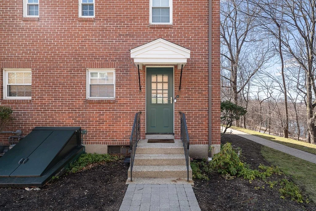 39 Charlesbank Rd, Newton Corner