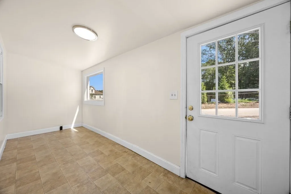 281C King, Northborough