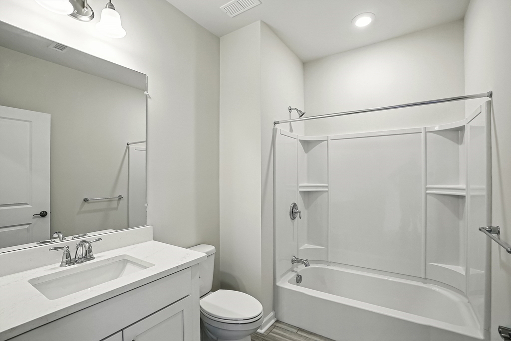 4 Winslow Ln, Grafton