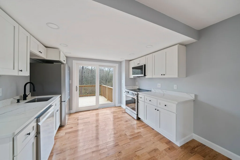 13 Broadway, Raynham Center