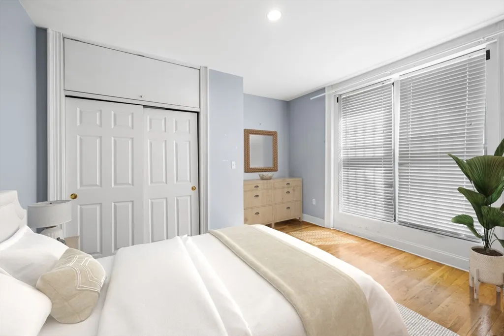 330 1/2 E St, South Boston