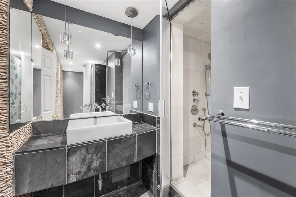 330 1/2 E St, South Boston