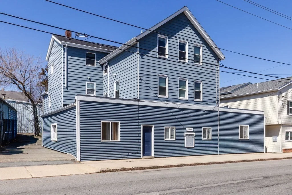 1690 N Main St, Fall River
