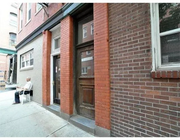 33 Charter St, North End