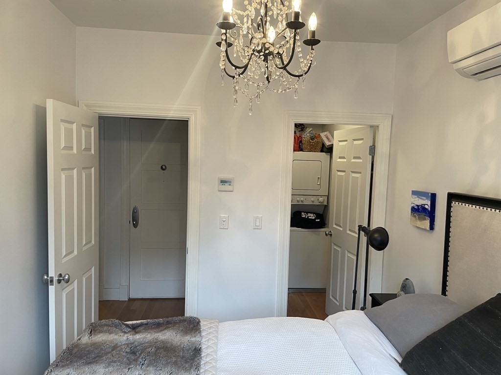 211 Newbury St, Back Bay