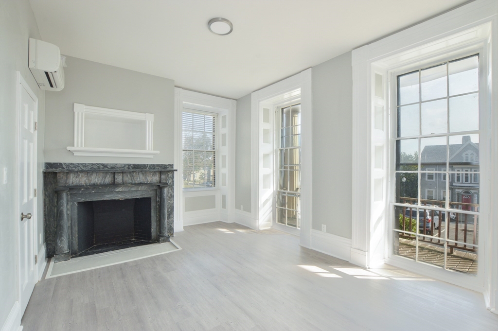 1049 Pleasant St, Center