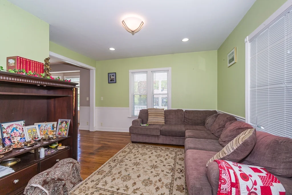 26 Pine St, Natick