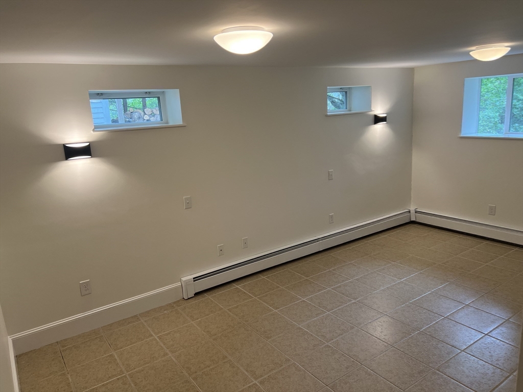 22 Warren Ln, Weston