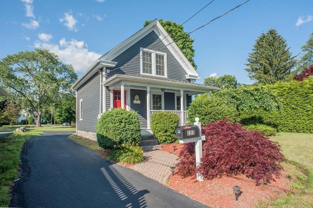 123 N Main St, Uxbridge