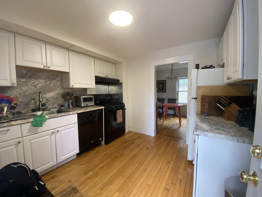 16 Stonecleve Rd, Wellesley