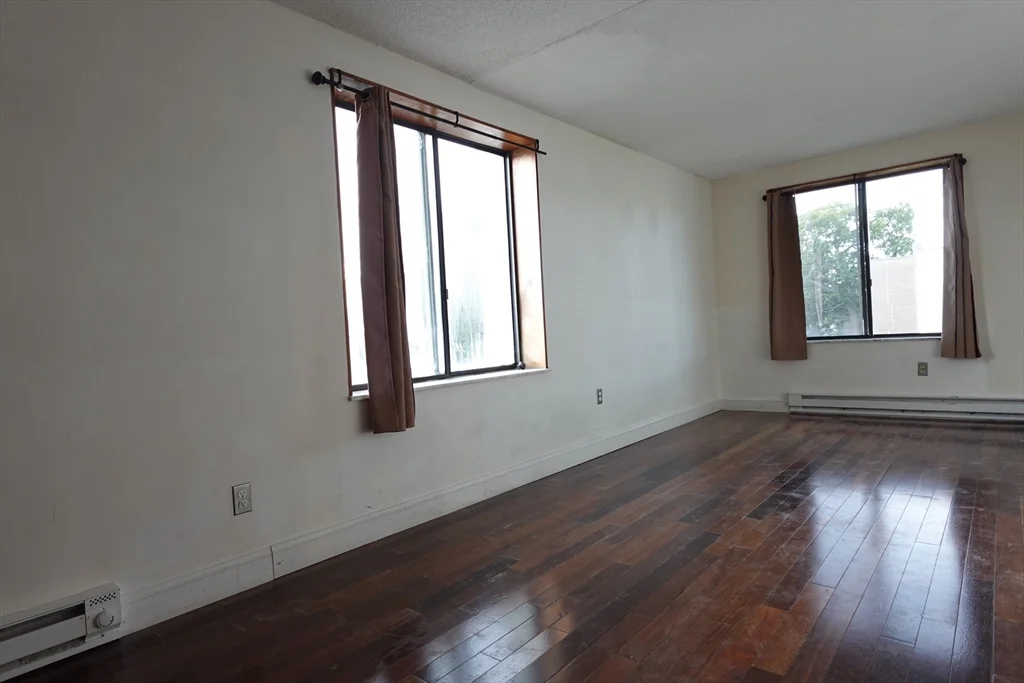 37 Skyline Dr, Braintree