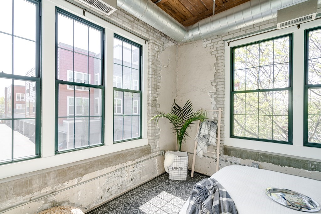 43 Charlton, Everett