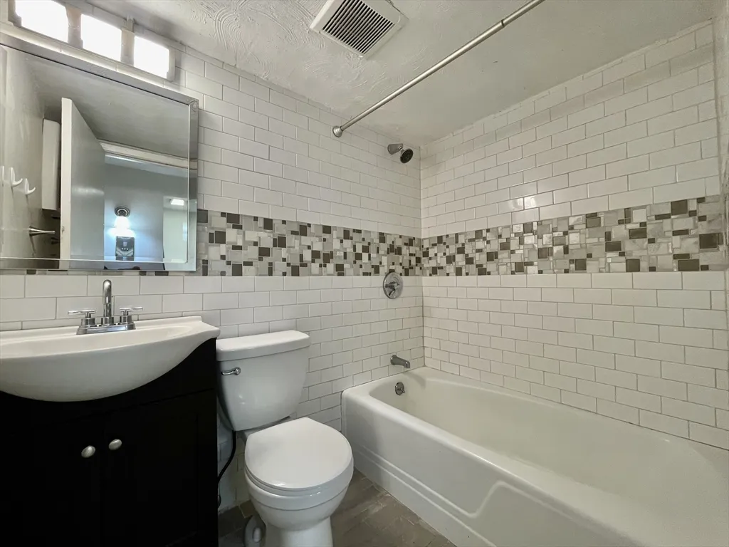 1643 Cambridge St, Mid-Cambridge