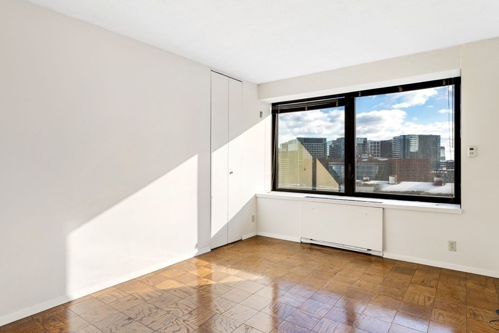 85 E India Row, Waterfront