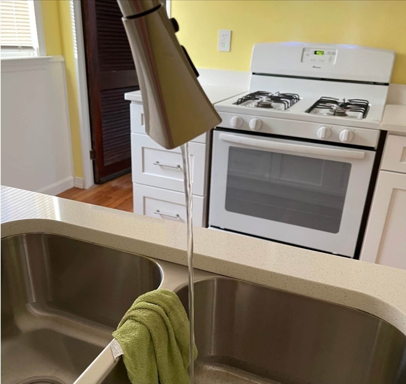 512 Pine St, Fall River