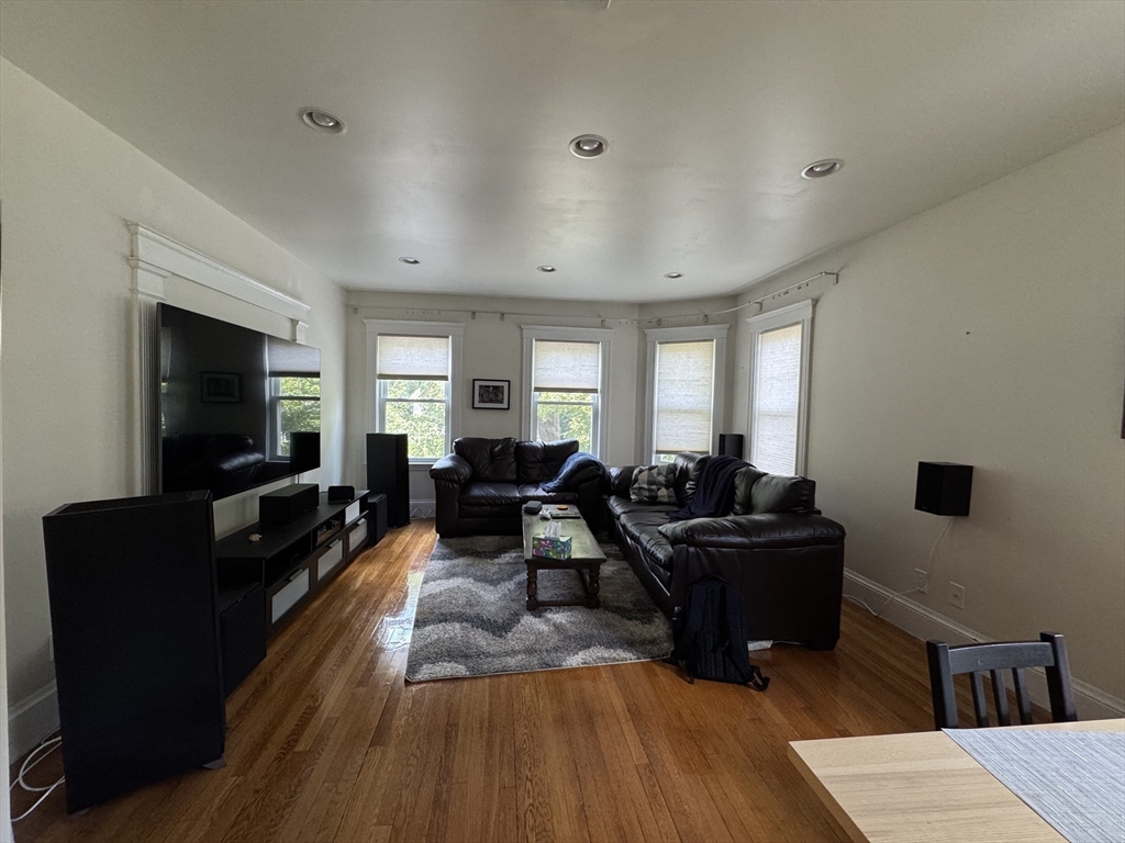 266 Lake Ave, Newton