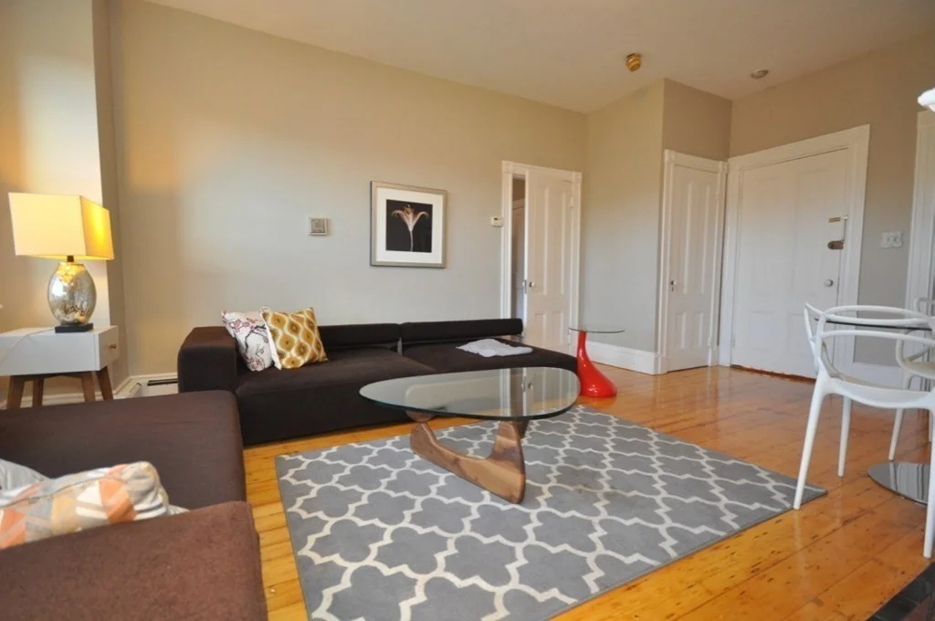 218 Newbury St, Back Bay
