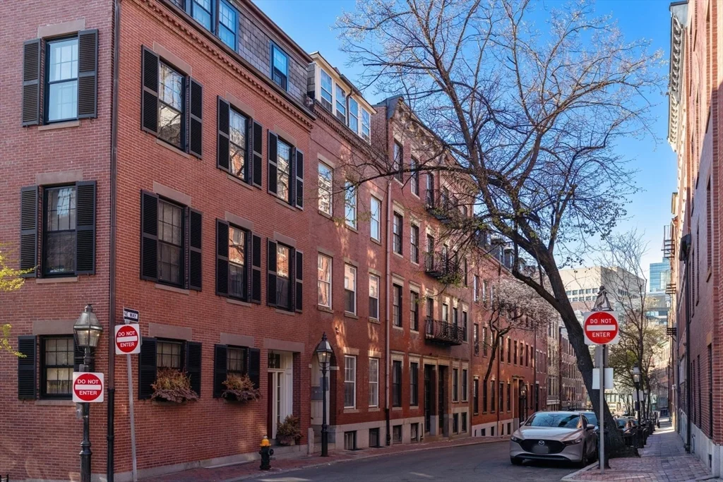 62 West Cedar St, Beacon Hill