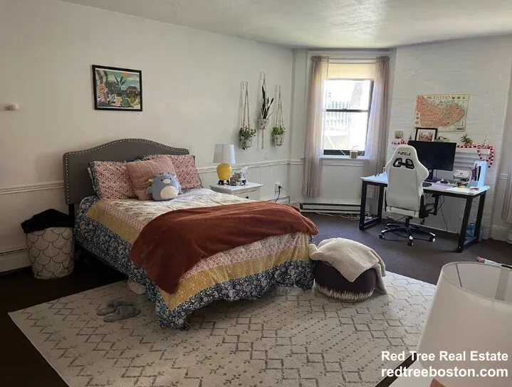 1061 Beacon St, Longwood