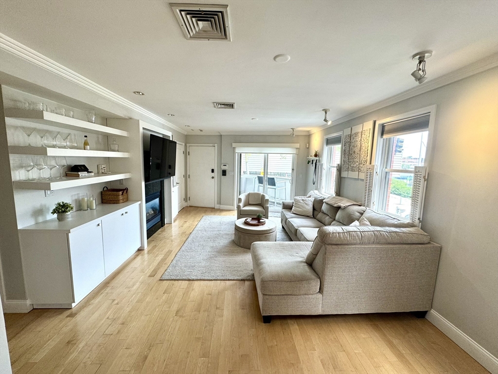 560 Commercial St, North End