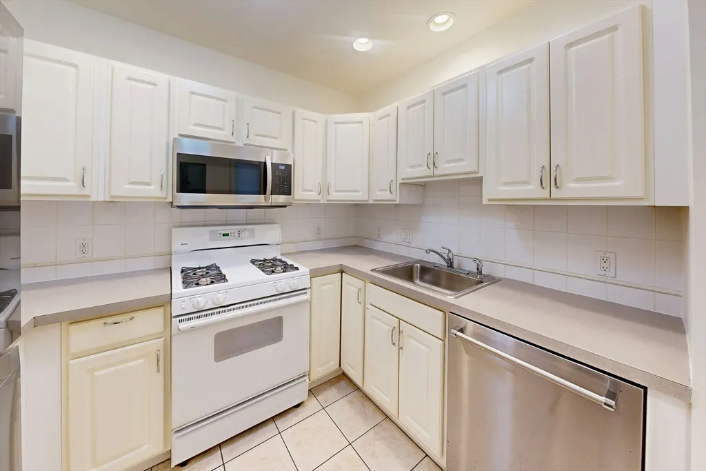 111 West 8th St, South Boston