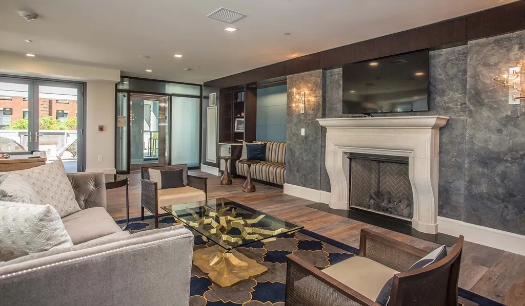 1 Canal St, West End